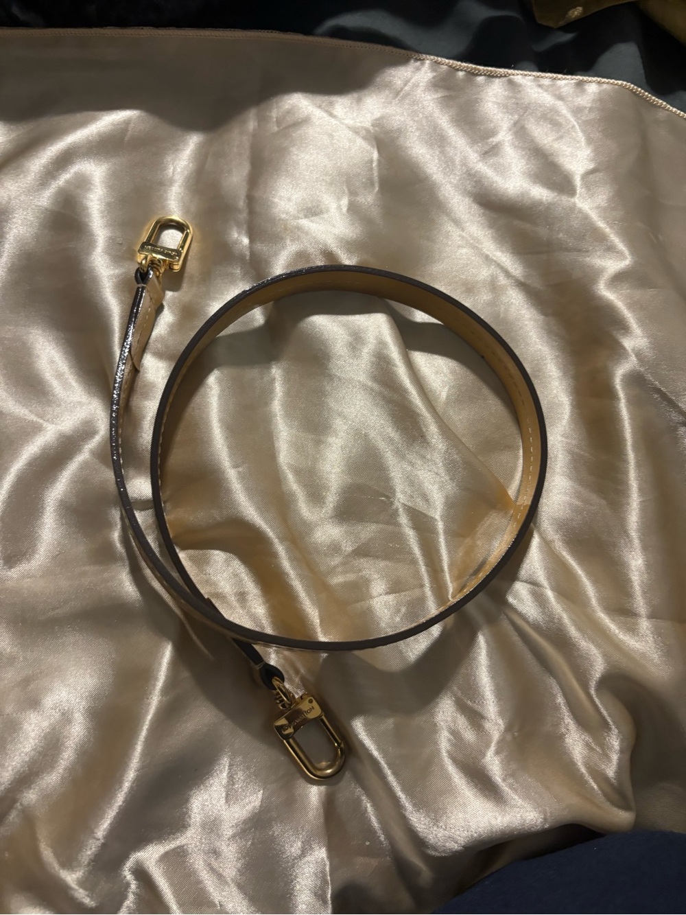 Authentic Louis Vuitton Leather Bag Strap 28” with Gold Hardware new condition - Picture 2 of 8